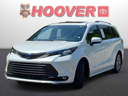 Used 2025 Toyota Sienna XLE FWD image 5