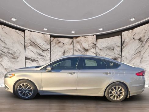 Used 2017 Ford Fusion SE w/ Fusion SE Technology Package image 5