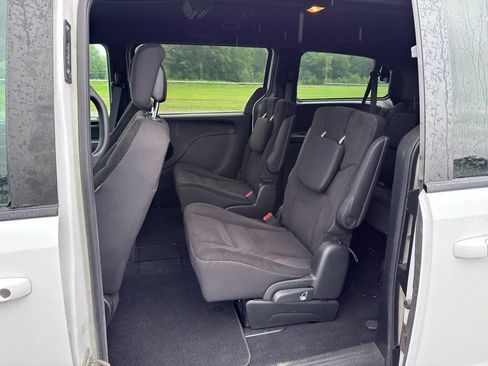 Used 2017 Dodge Grand Caravan SE FWD image 3