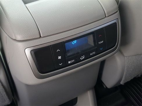 Used 2019 Toyota Highlander XLE image 29