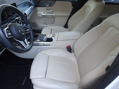 Used 2020 Mercedes-Benz GLB 250 4MATIC w/ Premium Package image 17