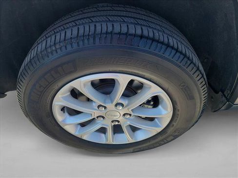 Used 2022 Jeep Grand Cherokee Laredo E image 11