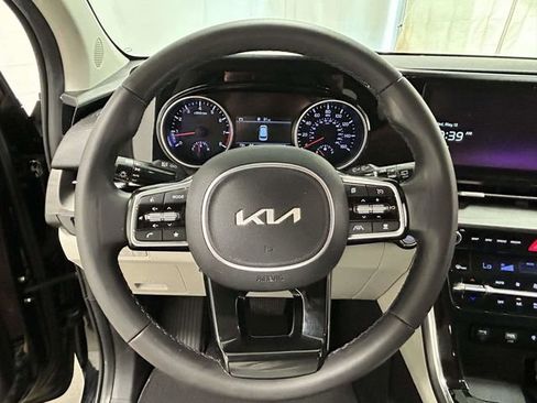 Used 2024 Kia Carnival EX FWD image 21