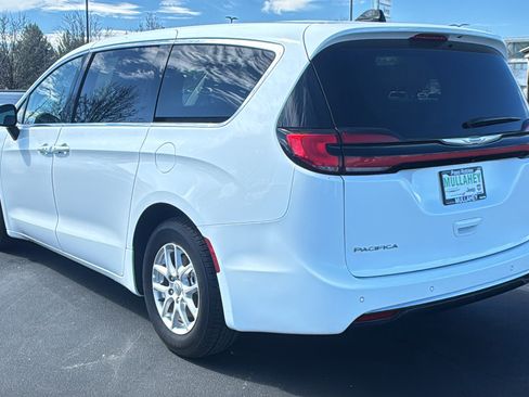 Used 2023 Chrysler Pacifica Touring-L image 5
