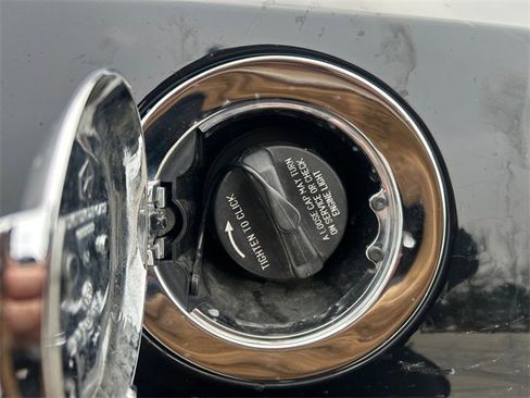 Used 2022 Dodge Challenger SXT image 17