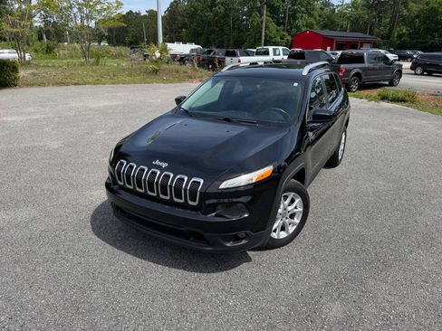 Used 2017 Jeep Cherokee Latitude w/ Comfort/Convenience Group FWD image 31