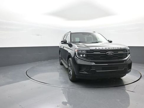 New 2026 Ford Expedition Platinum w/ Stealth Appearance Package AWD/4WD image 2