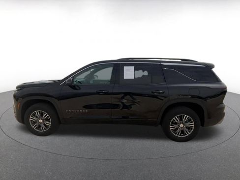 Used 2025 Chevrolet Traverse LT FWD image 9