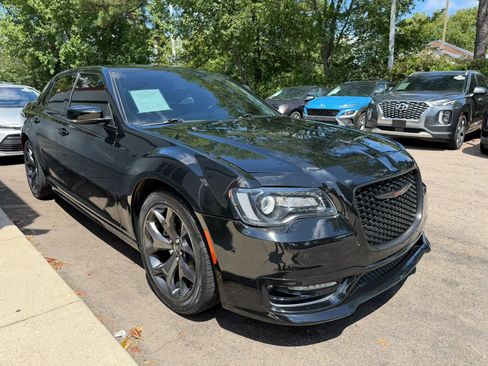 Used 2022 Chrysler 300 Touring L w/ Comfort Group RWD image 4