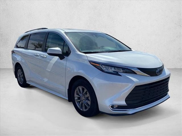 Used 2022 Toyota Sienna XLE w/ XLE Plus Package FWD image 3