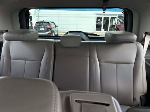 Used 2019 Ford Expedition XLT w/ Equipment Group 202A AWD/4WD image 11