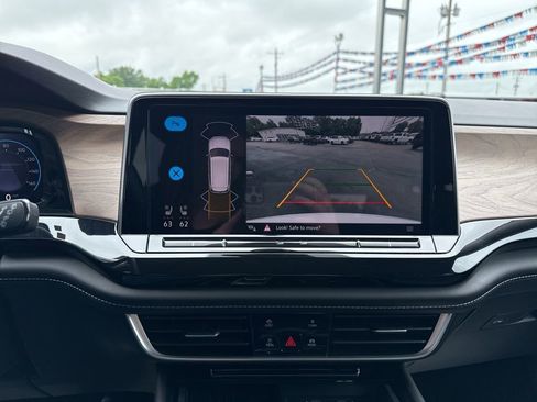 Used 2025 Volkswagen Atlas SE FWD image 17