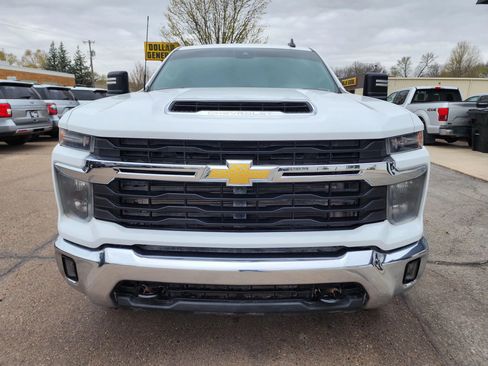 Used 2024 Chevrolet Silverado 2500 LT AWD/4WD image 3