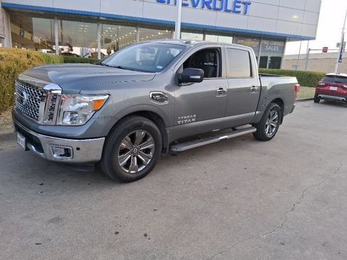 Used 2017 Nissan Titan SV RWD image 1
