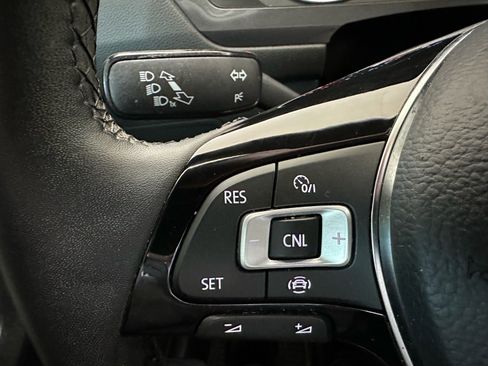 Used 2020 Volkswagen Tiguan SE image 39