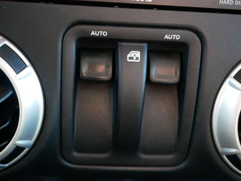 Used 2018 Jeep Wrangler Sahara w/ Connectivity Group image 26