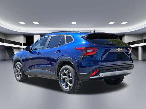 Used 2024 Chevrolet Trax LT w/ LT Convenience Package image 4