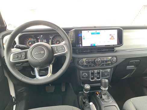 Used 2025 Jeep Wrangler Sahara image 32