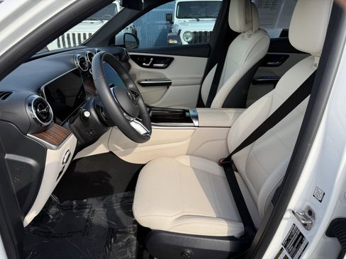 Used 2025 Mercedes-Benz GLC 350e 4MATIC image 13