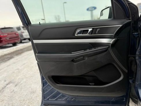 Used 2017 Ford Explorer XLT image 4