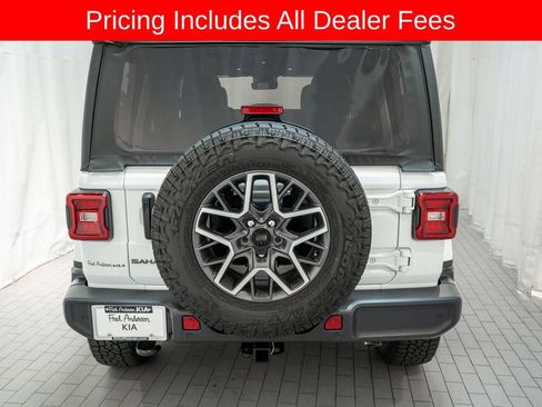 Used 2025 Jeep Wrangler Unlimited Sahara AWD/4WD image 4