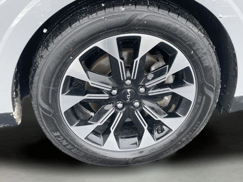 Used 2023 Kia Carnival EX image 11