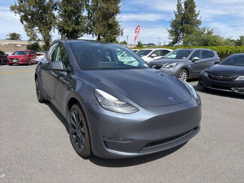 Used 2021 Tesla Model Y Long Range image 1