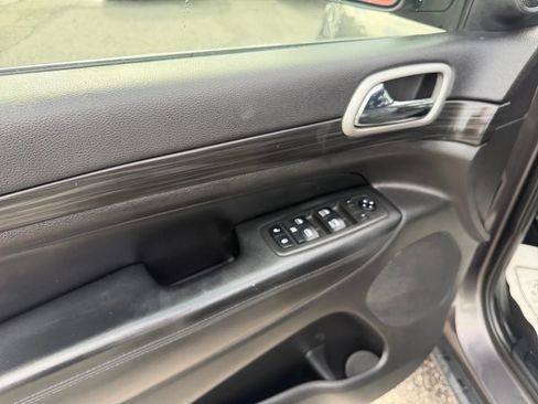 Used 2019 Jeep Grand Cherokee Laredo w/ Laredo X Package RWD image 10