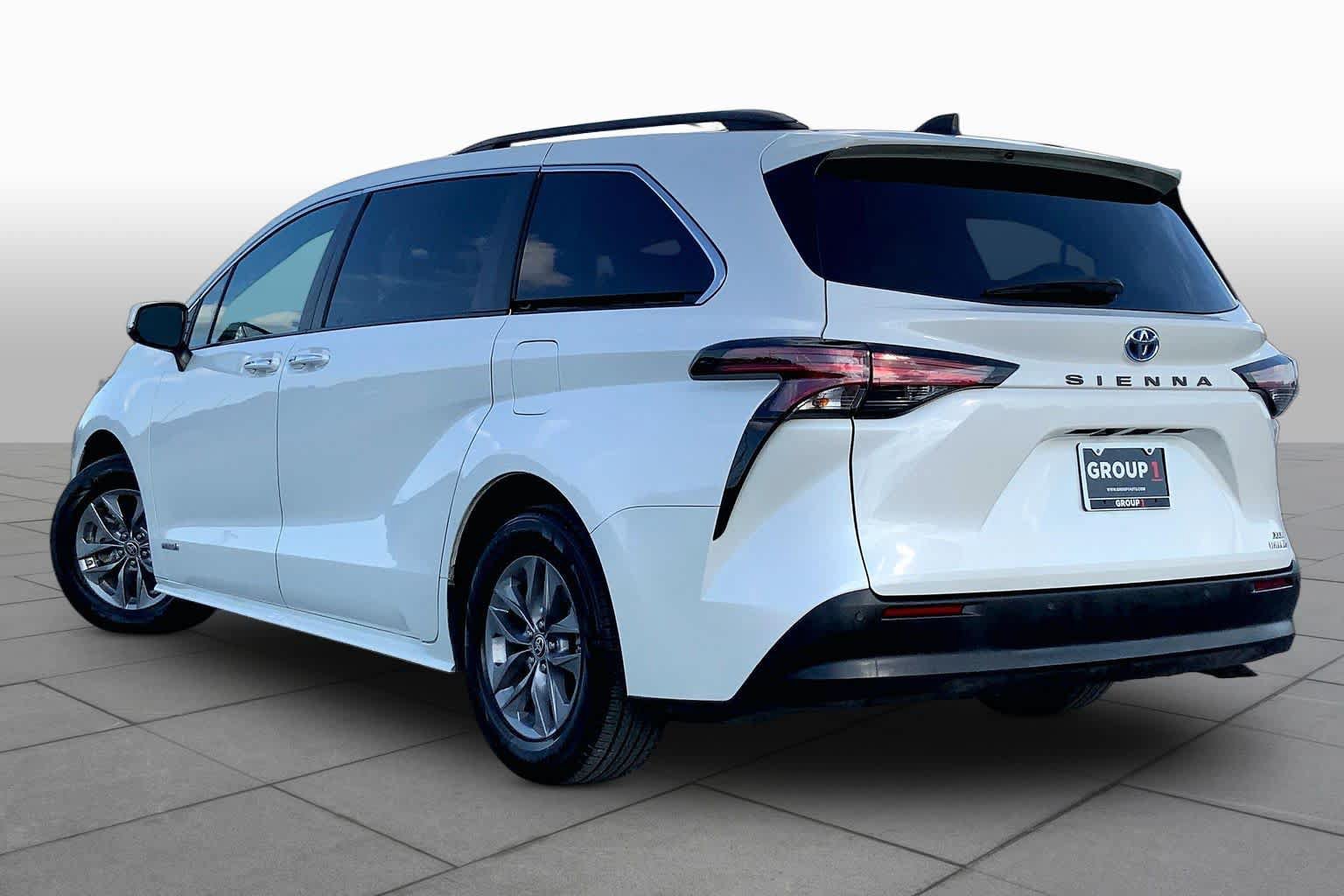 Used 2021 Toyota Sienna XLE w/ XLE Plus Package FWD image 12