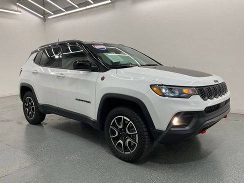 Used 2025 Jeep Compass Trailhawk AWD/4WD image 8