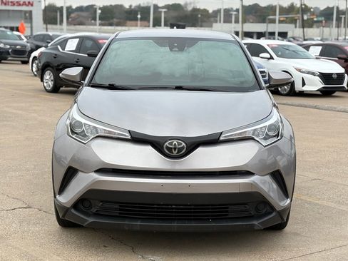 Used 2019 Toyota C-HR XLE image 4
