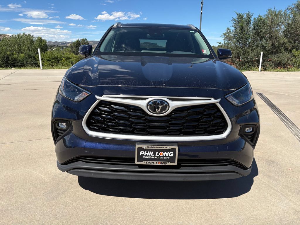 Used 2025 Toyota Highlander XLE AWD/4WD image 2