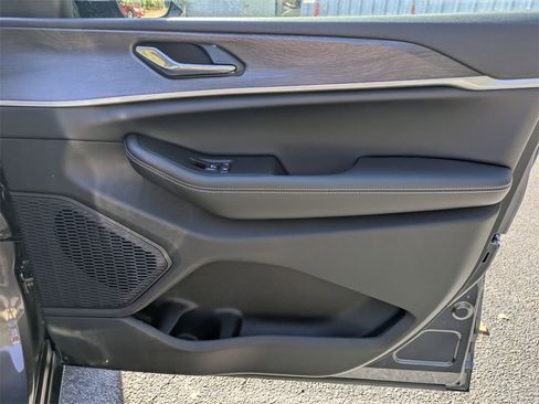 New 2025 Jeep Grand Cherokee Limited image 38