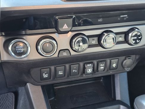 Used 2018 Toyota Tacoma TRD Off-Road image 19