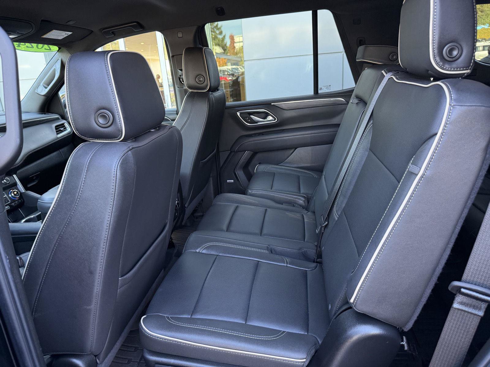 Used 2024 GMC Yukon SLT w/ SLT Luxury Package AWD/4WD image 17