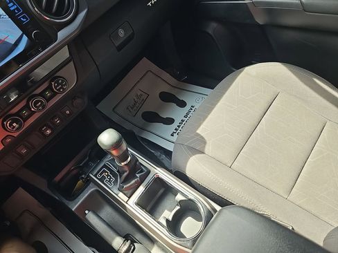 Used 2018 Toyota Tacoma TRD Off-Road image 27
