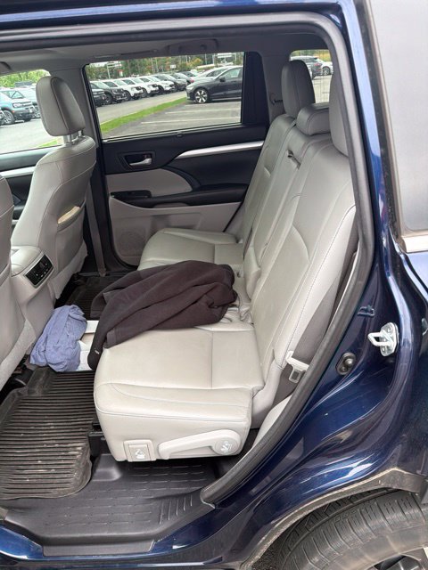 Used 2016 Toyota Highlander XLE AWD/4WD image 19