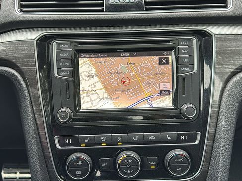 Used 2018 Volkswagen Passat 2.0T SEL Premium FWD image 19