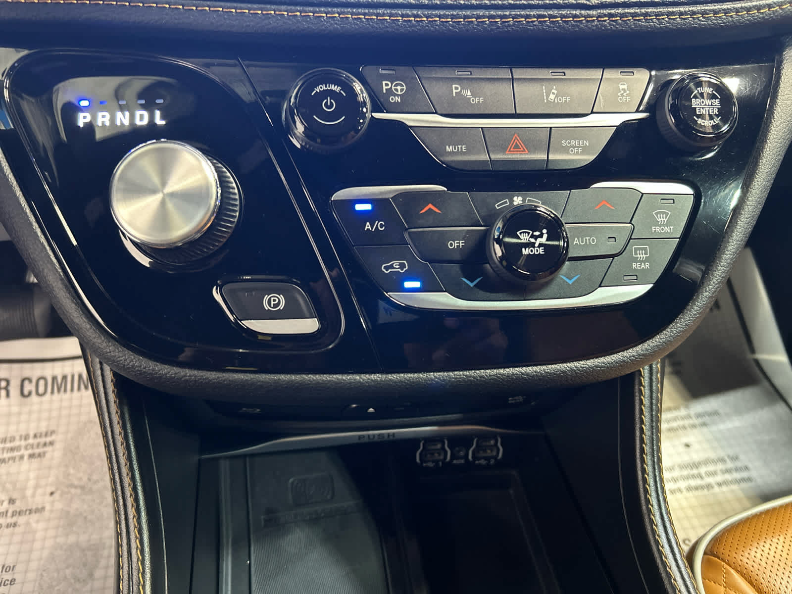 Used 2023 Chrysler Pacifica Pinnacle FWD image 8