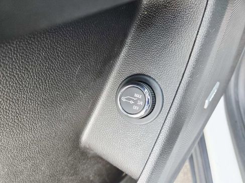 Used 2018 Chevrolet Traverse LT image 39