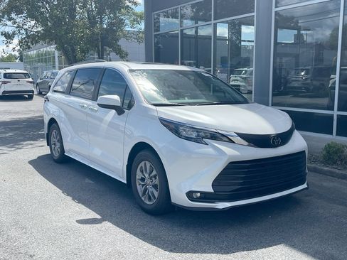 Used 2026 Toyota Sienna XLE FWD image 2