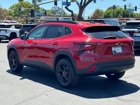 New 2026 Chevrolet Trax LT w/ Midnight Edition FWD image 4