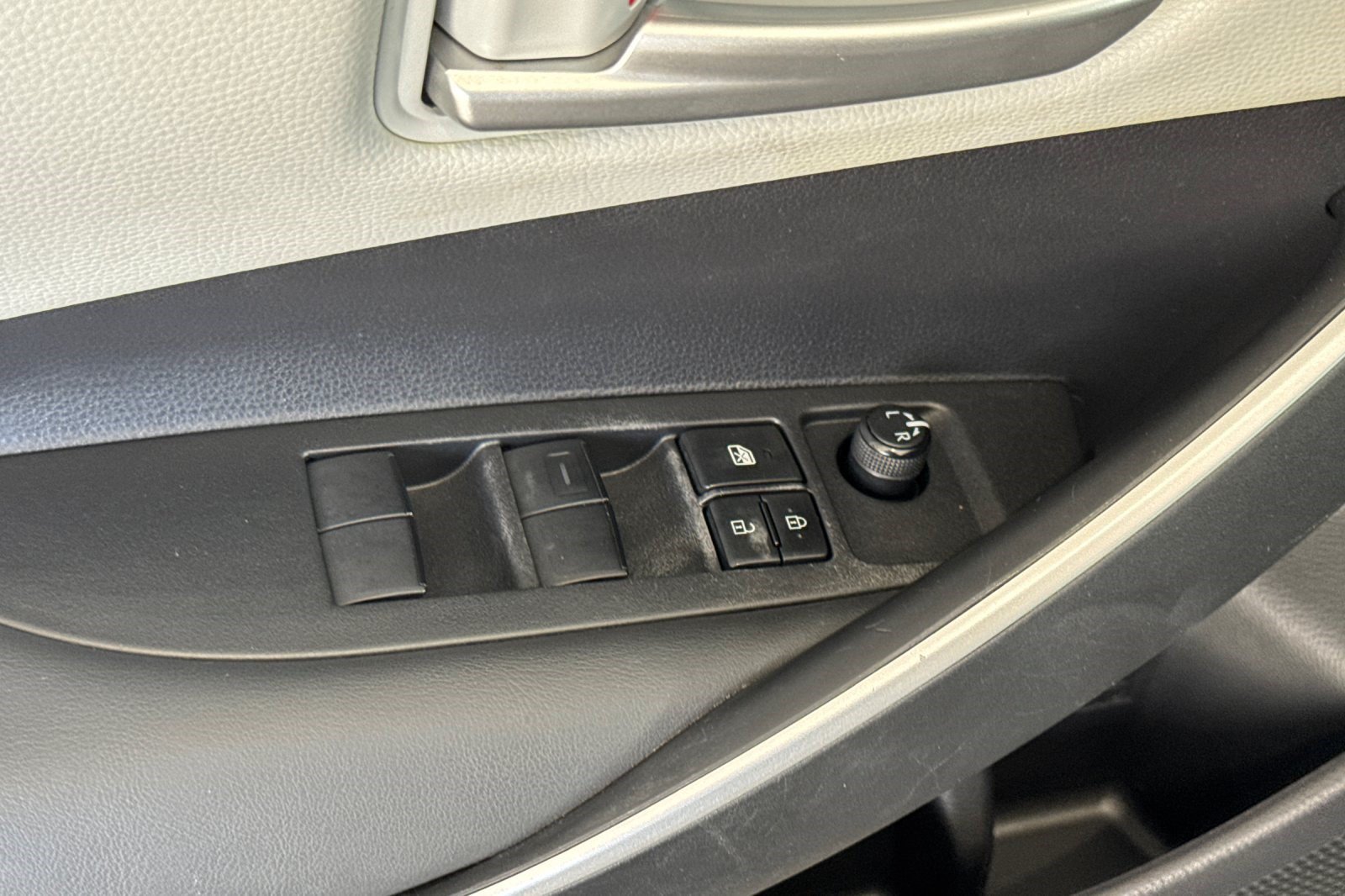 Used 2023 Toyota Corolla SE FWD image 13