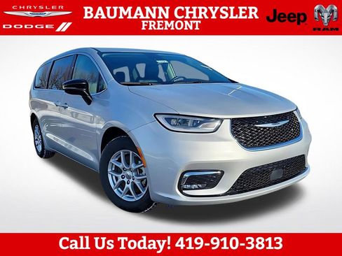Used 2024 Chrysler Pacifica Touring-L FWD image 4