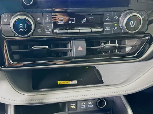Certified 2024 Toyota Highlander XLE image 16
