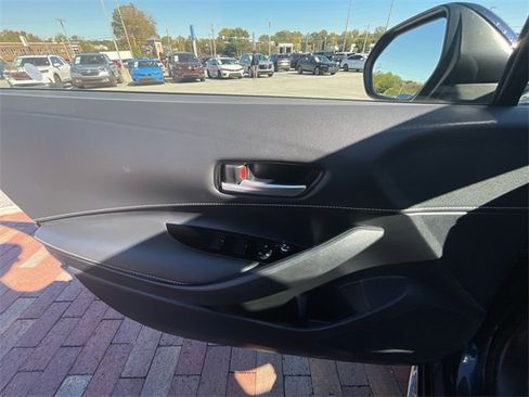 Used 2021 Toyota Corolla SE w/ SE Preferred Package image 11