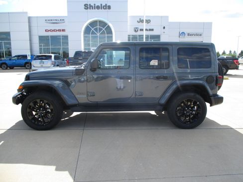 Used 2025 Jeep Wrangler Unlimited Sahara AWD/4WD image 3