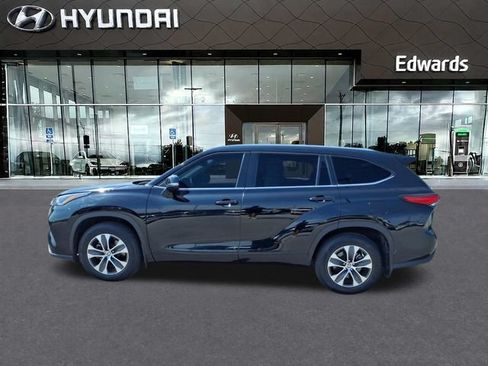 Used 2021 Toyota Highlander XLE AWD/4WD image 10