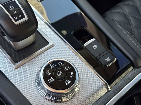 Used 2024 Mitsubishi Outlander 4WD Plug-In Hybrid image 27