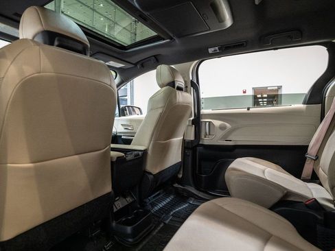 Used 2022 Toyota Sienna Limited image 34
